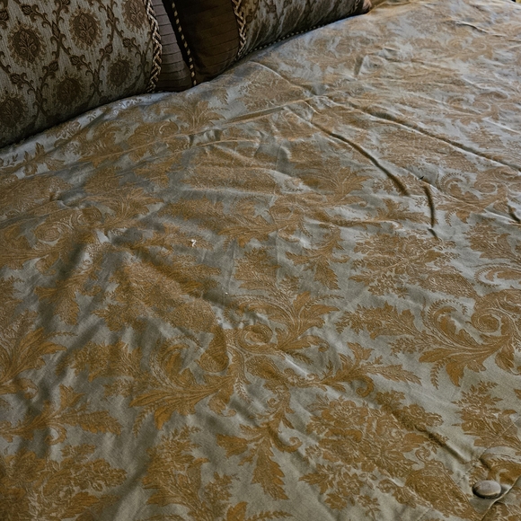 Elegant Gold and Brown Damask Bedding Set - Picture 2 of 11